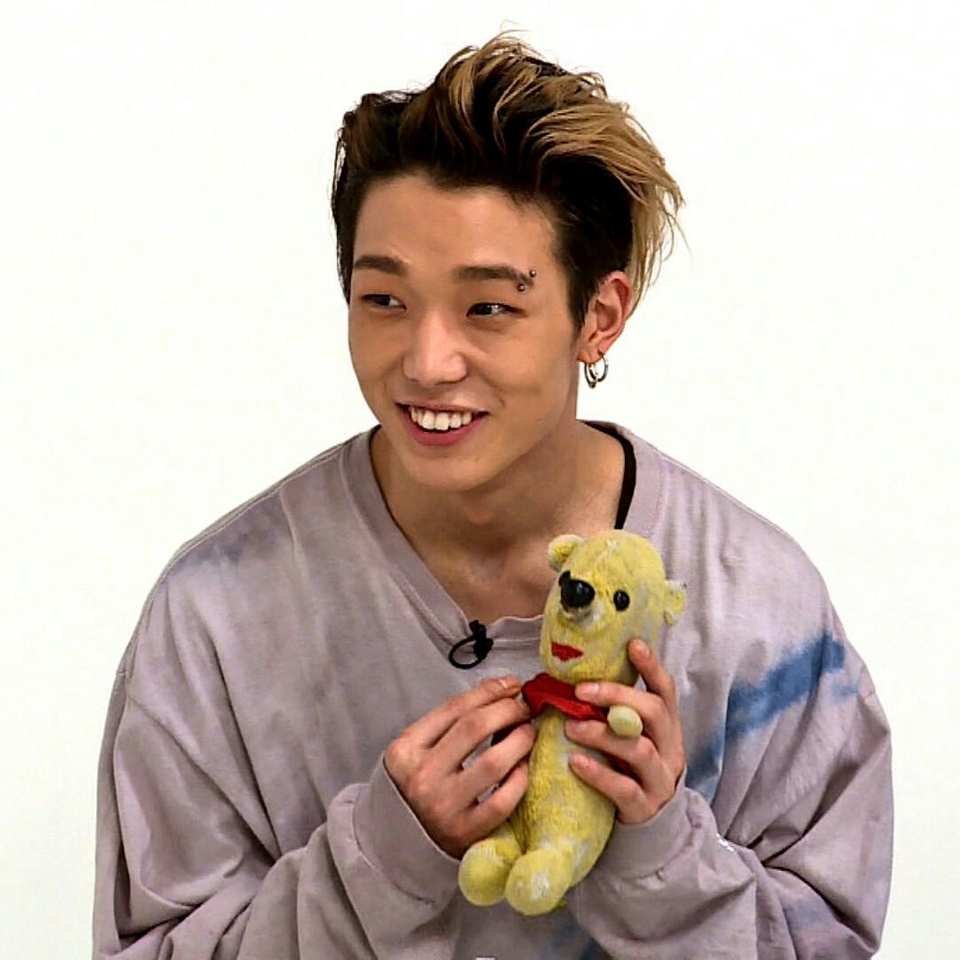 Bobby dan boneka Winnie the Pooh yang menemaninya sejak kecil. Foto: Dok. X @kontatoesgc
