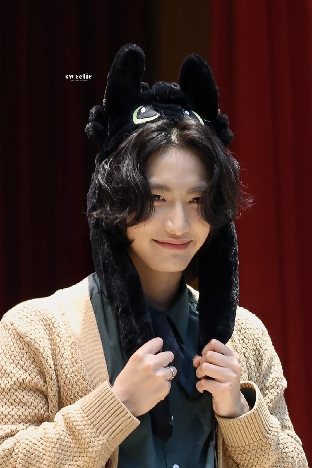Seonghwa menggunakan topi Toothless. Foto: Dok. X @sweetie_0403