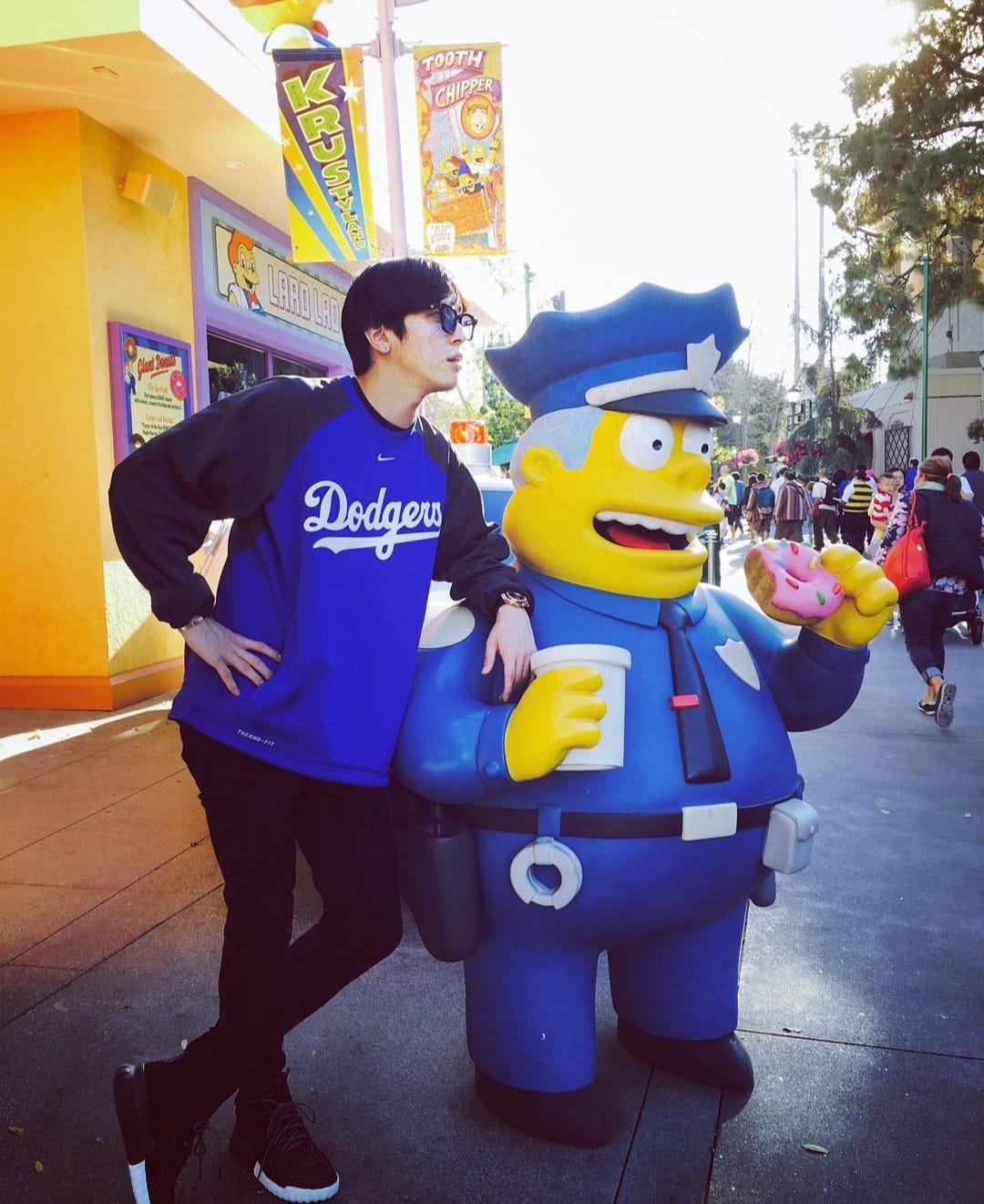 Yong Hwa berfoto dengan karakter The Simpsons. Foto: Dok. Instagram @jyheffect0622