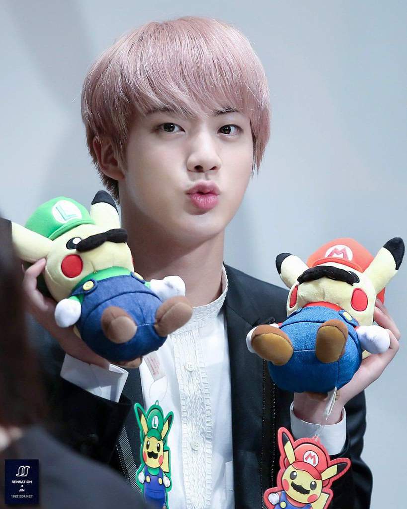 JIn BTS sangat menyukai Mario Bros. Foto: Dok. X @JinCrave