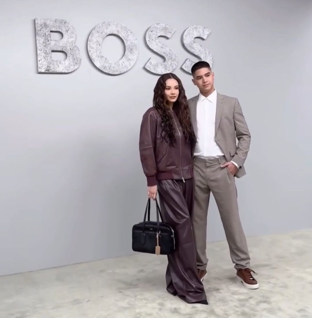 Berfoto di depan backdrop bertuliskan BOSS. Foto: Dok. Instagram @alalyssalovers