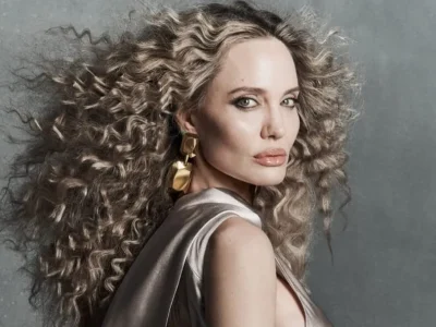 Angelina Jolie tampil dengan gaya rambut ikal. Foto: Dok. CR Fashion Book