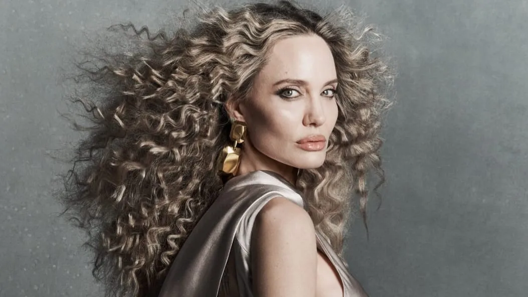Inspirasi Rambut Ikal Ala Angelina Jolie, Berani Coba?