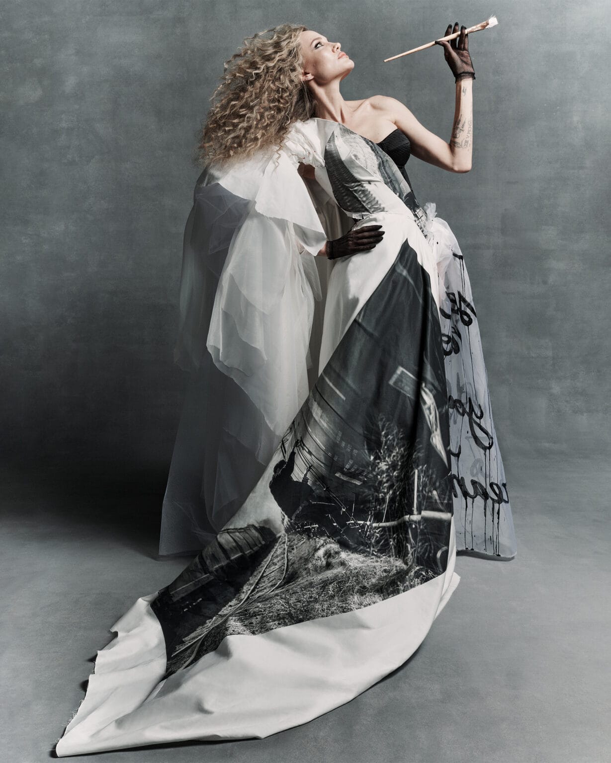 Jolie mengenakan gaun nyentrik. Foto: Dok. CR Fashion Book