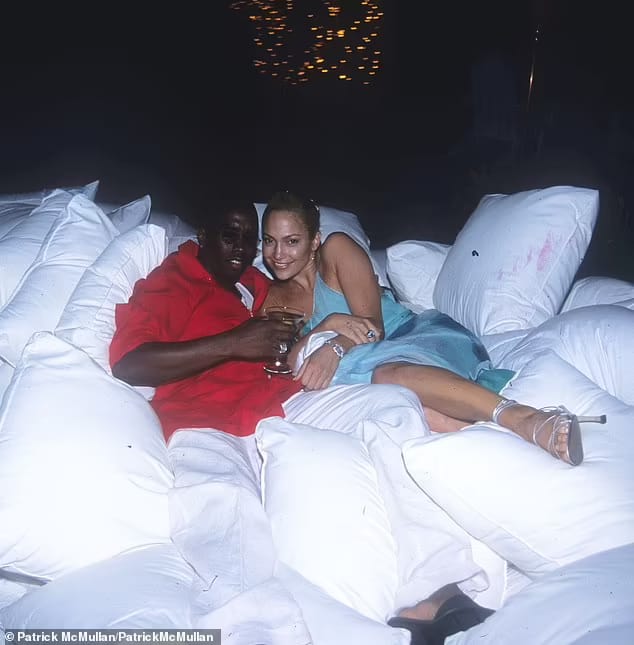 Foto JLo dan Diddy saat pesta tahun 2000. Foto: Dok. Daily Mail