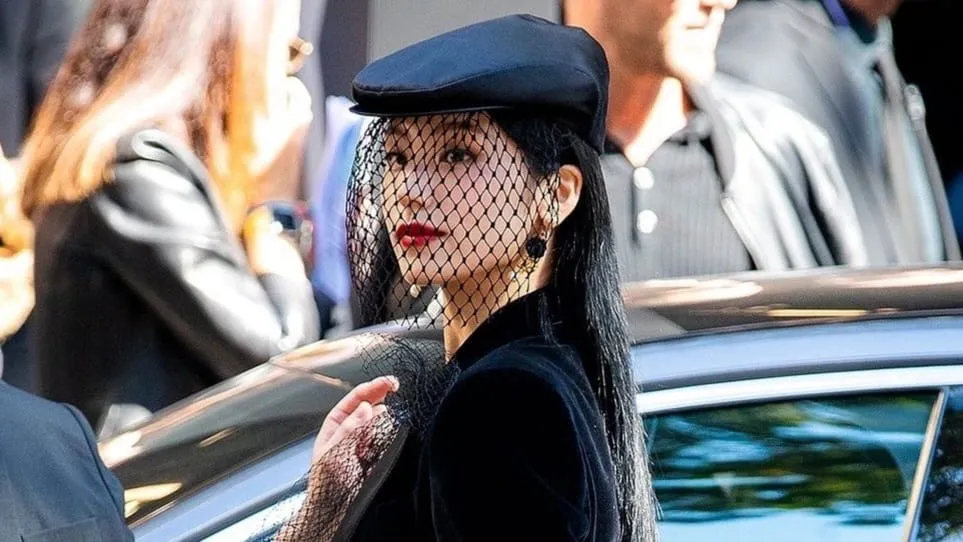 Gaya Yeji ITZY Pakai Outfit Pemakaman di Milan Fashion Week