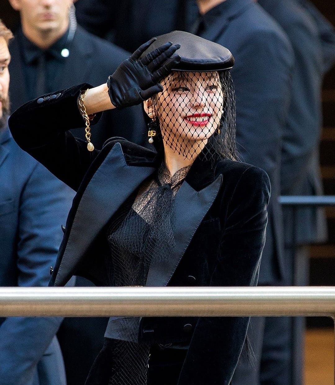 Yeji sumringah menyapa penggemar. Foto: Dok. Instagram @dispatch_style