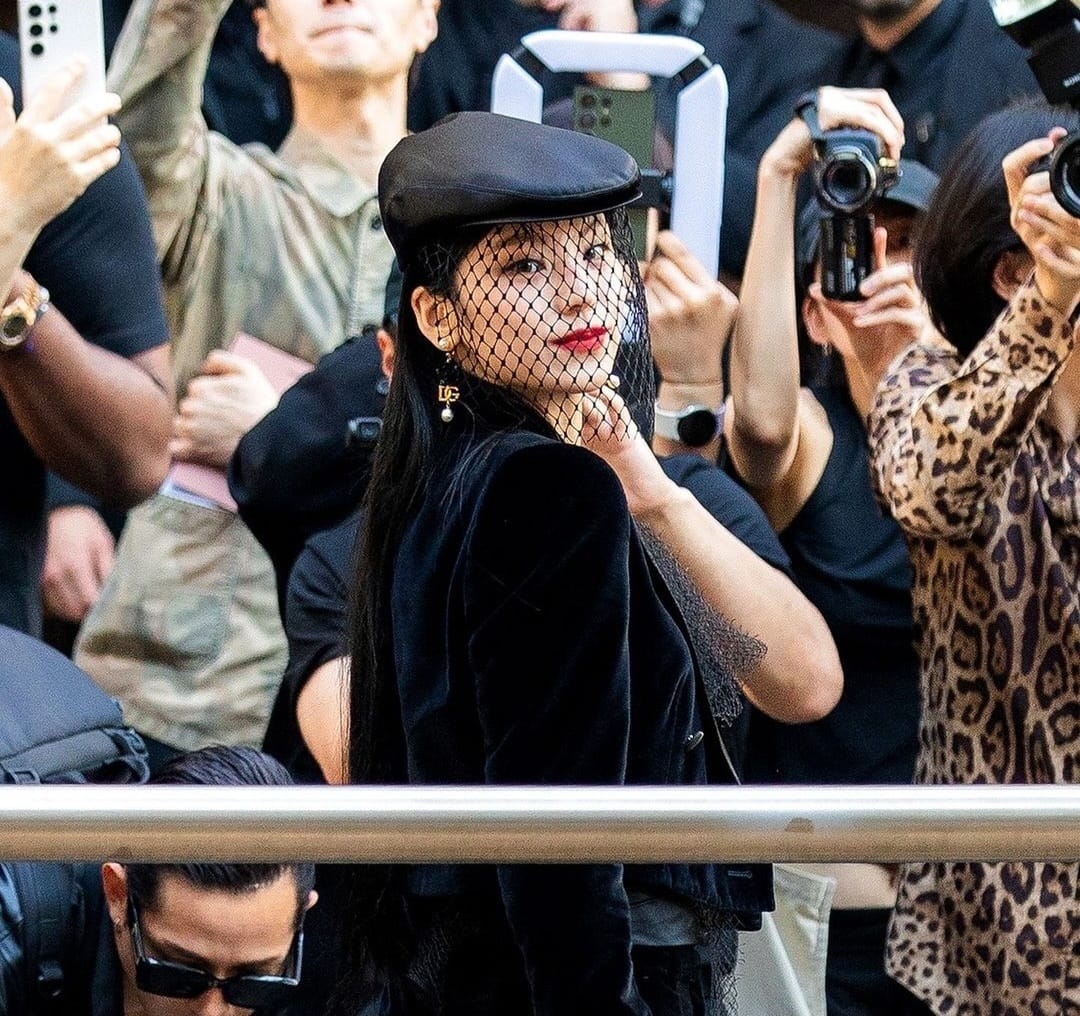 Gaya riasan Yeji yang natural tapi berani. Foto: Dok. Instagram @dispatch_style