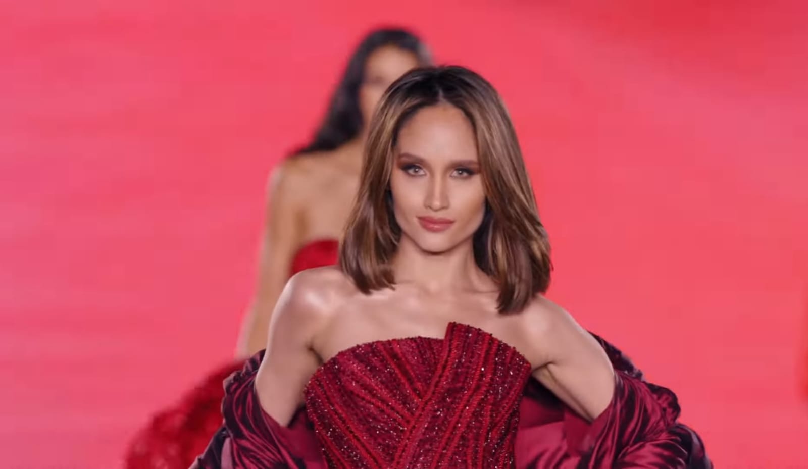 Cinta pancarkan aura wanita kuat dan berani. Foto: Dok. YouTube L'Oreal Paris France