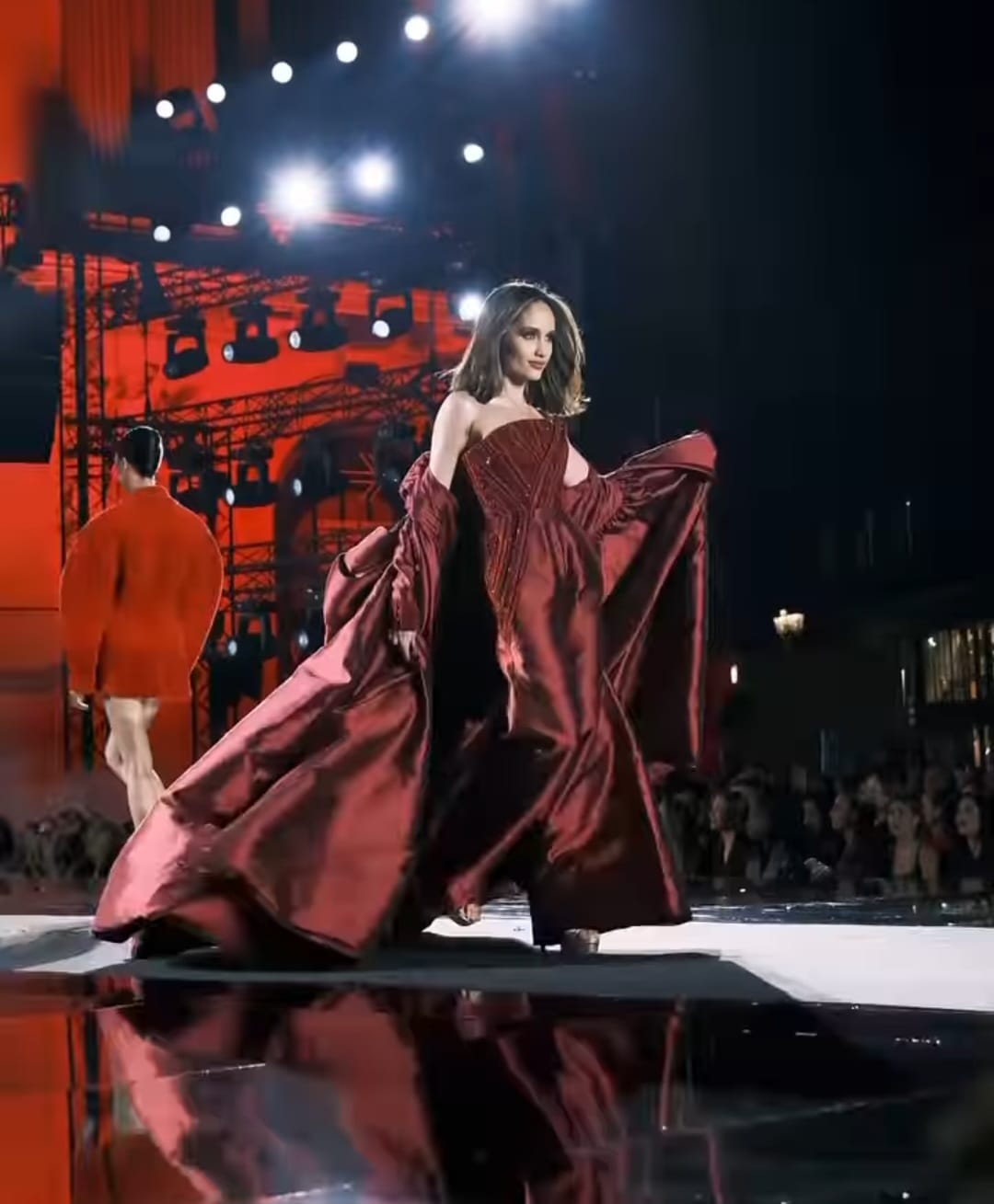 Cinta Laura cantik dalam balutan gaun merah. Foto: Dok. Instagram @claurakiehl