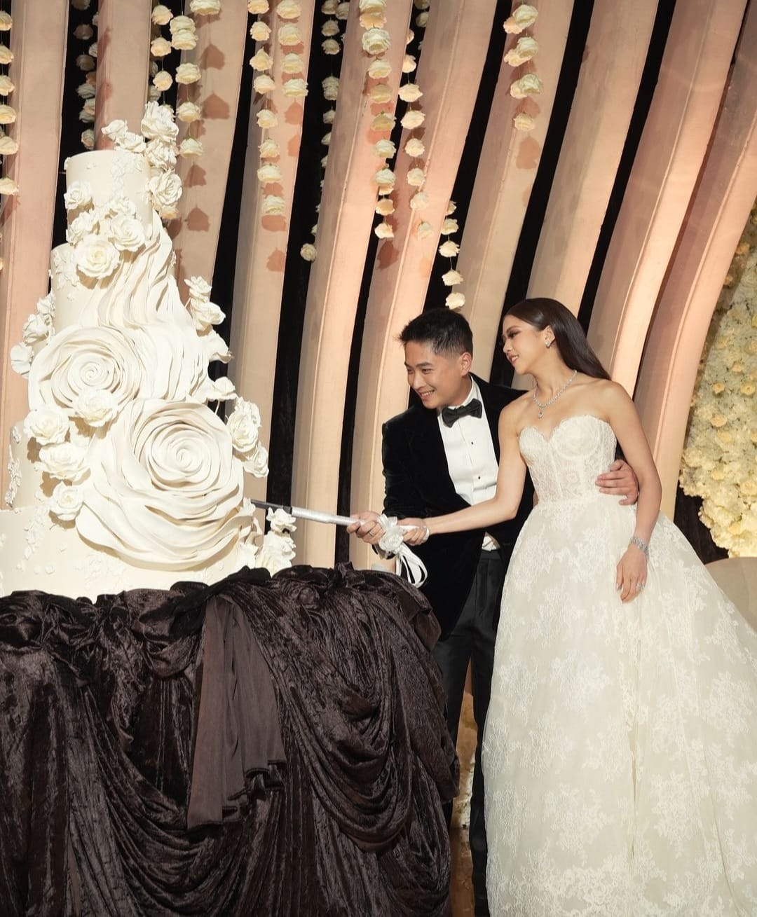 Busana resepsi hari kedua. Foto: Dok. Instagram @fcgwedding