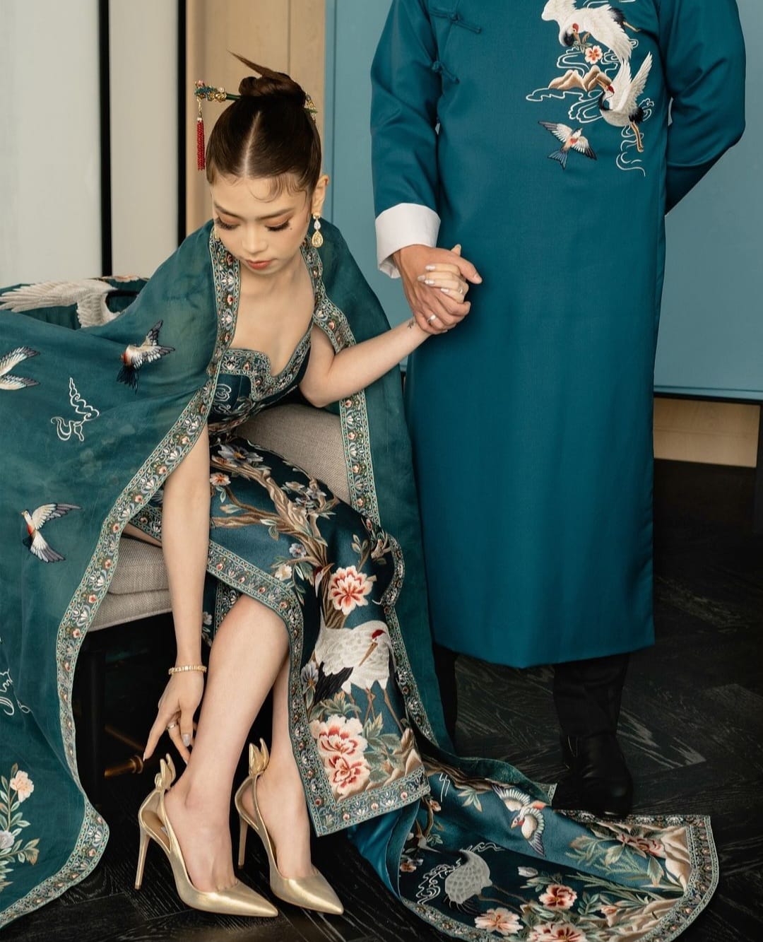 Memakai cheongsam dan changsan. Foto: Dok. Instagram @fcgwedding