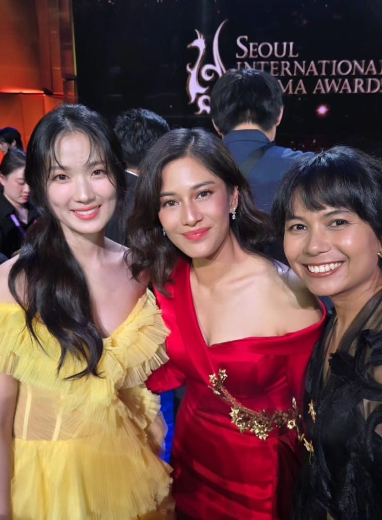 Dian Sastro berpose dengan Kim Hye Yoon. Foto : Instagram/therealdisastr