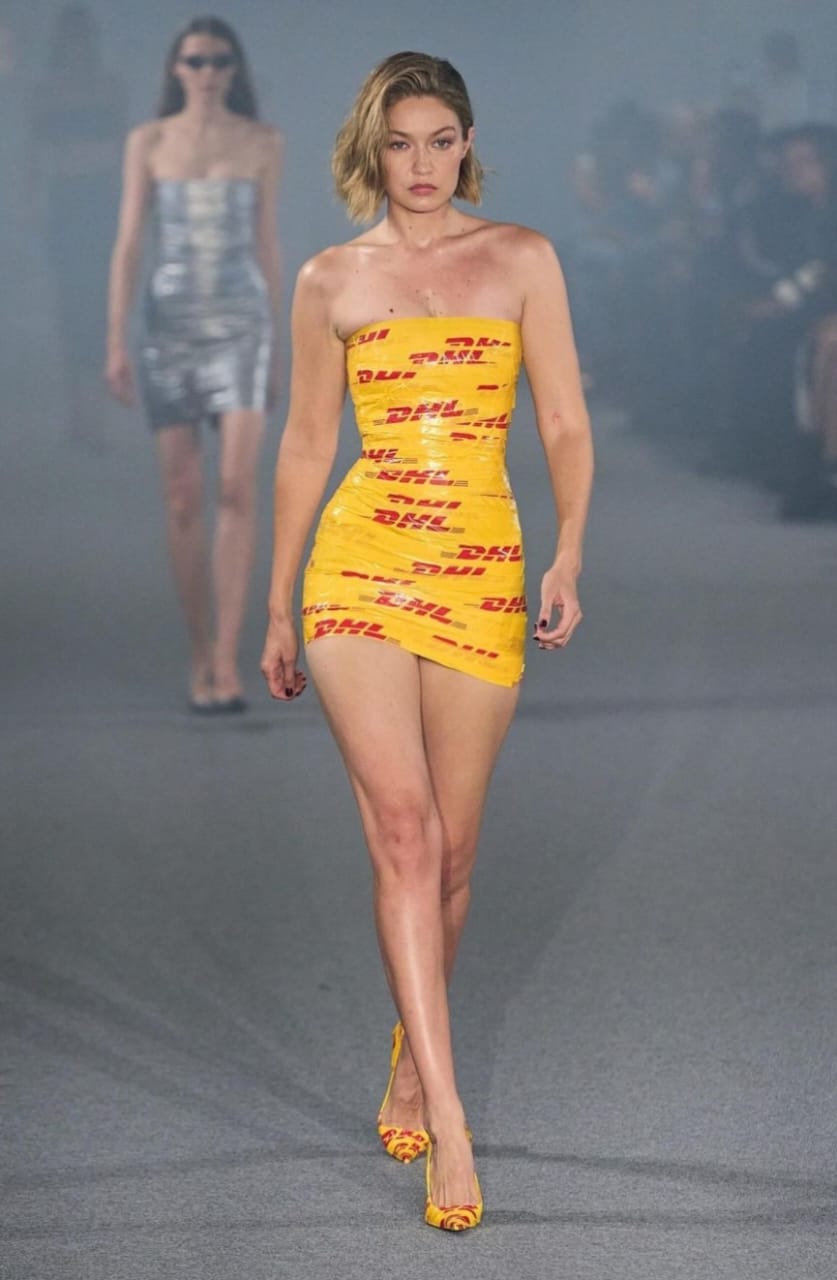 Gigi Hadid pakai gaun ketat terbuat dari lakban. Foto: Dok. Instagram @justjared