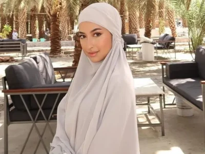 Jennifer Coppen mengenakan hijab saat umrah. Foto: Dok. Instagram @jennifercoppenreal20