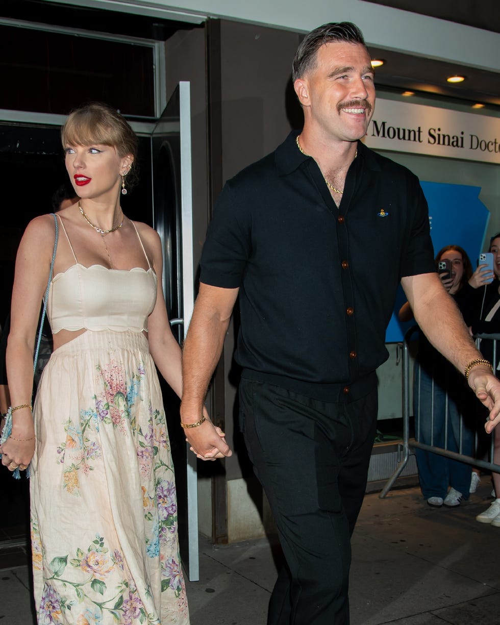 Travis pertama muncul tanpa berewok dan gaya rambut baru. Foto: Dok. Getty Images via Elle