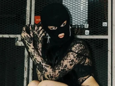 Camila Cabello tutupi wajah saat hadiri Paris Fashion Week 2024. Foto: Dok. Instagram @camila_cabello