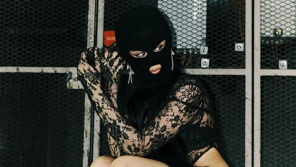Camila Cabello Pakai Baju Transparan-Balaclava di PFW 2024