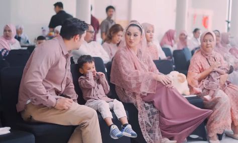 Tengku Dewi dan Andrew Andika kompak menggelar akikah anak kedua. Foto : Instagram/tengkudewiputri_tdp