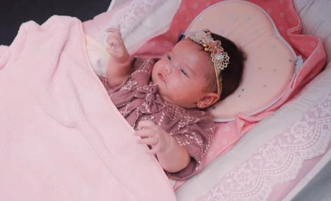Potret gemas Baby Zeya saat di akikah. Foto : Instagram/tengkudewiputri_tdp
