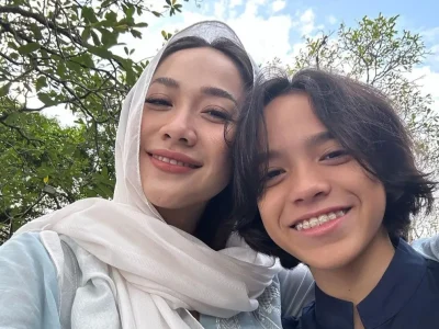 BCL dan anaknya Noah Sinclair mengenang sosok mendiang Ashraf. (Foto: Instagram/itsmebcl)
