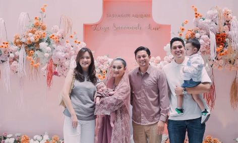 Tengku Dewi dan Andrew Andika kompak menggelar akikah anak kedua. Foto : Instagram/tengkudewiputri_tdp