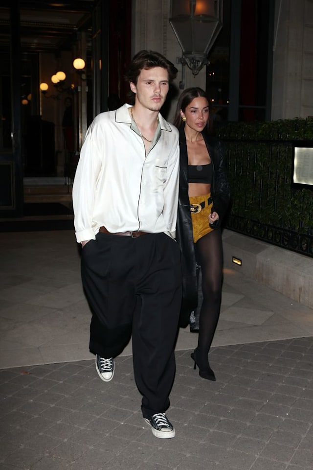 Cruz Beckham dan Jackie Apostel saat meninggalkan hotel setelah Paris Fashion Week 2024 (Foto: Neil Mockford)