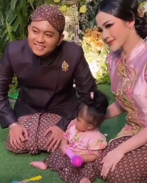 Cunda memilih mikrofon di salah satu prosesi Tedak Sinten. Foto : Instagram/denny_caknan