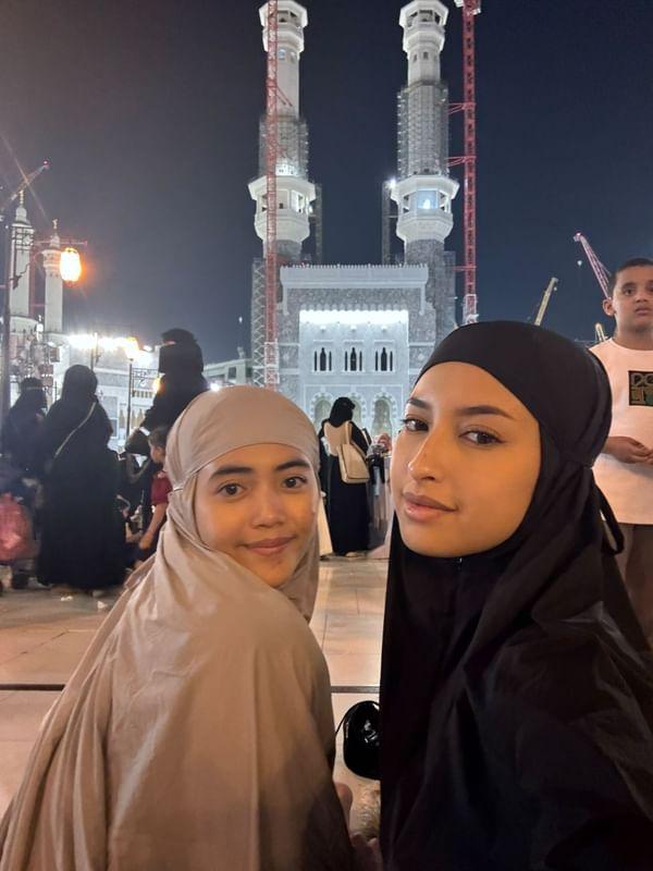 Jennifer Coppen saat ibadah umrah (Foto: Instagram/jennifercoppenreal20)