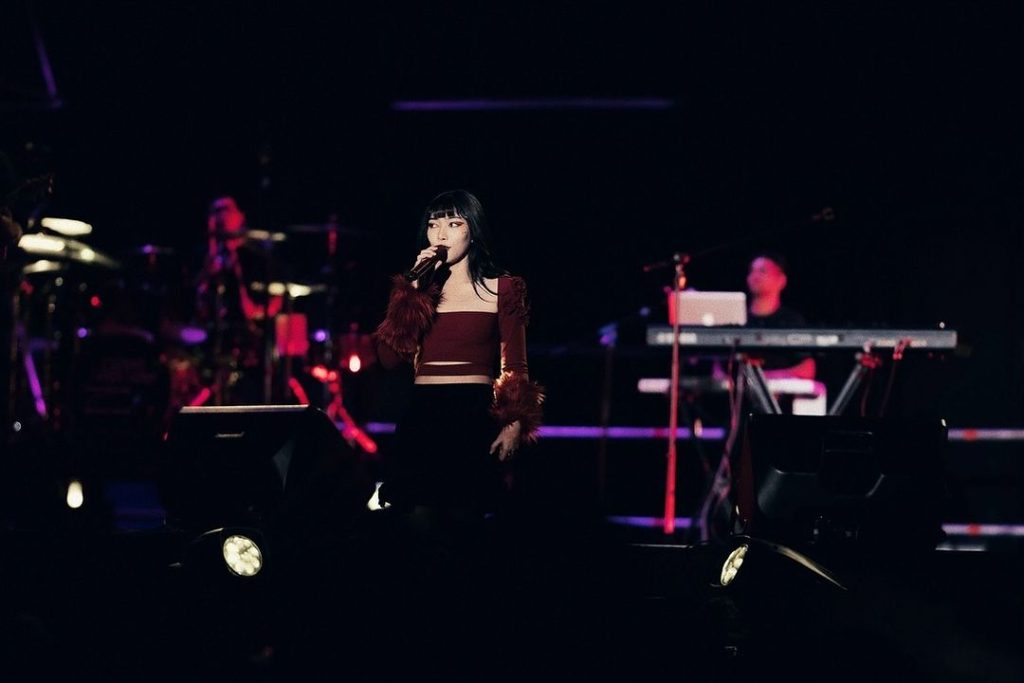 Isyana Sarasvati saat tampil di Pestapora 2024 (Foto: Instagram/isyanasarasvati)