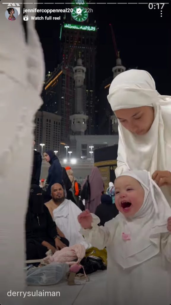 Momen Jennifer dan Kamari saat ibadah umrah (Foto: Instagram/derrysulaiman)
