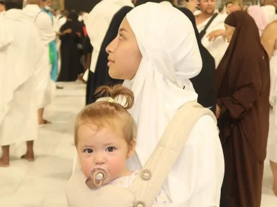 Jennifer Coppen bersama anaknya, Kamari Sky Wassink melaksanakan ibadah umrah (Foto: Instagram/jennifercoppenreal20)