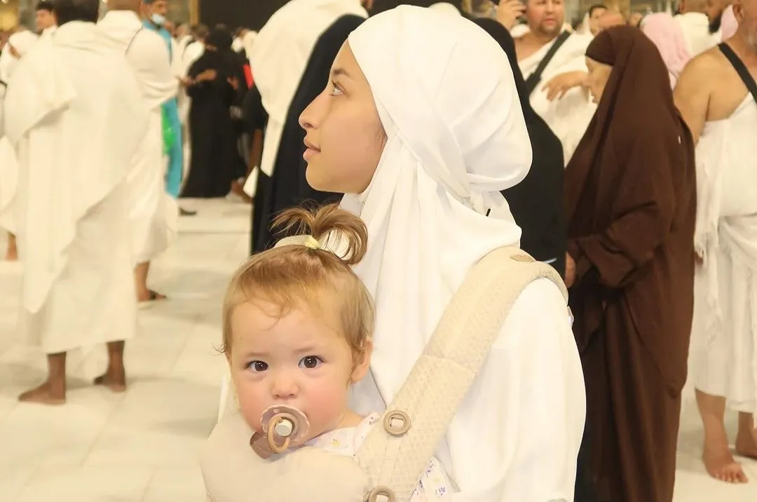 Momen Jennifer Coppen Umrah Bersama Buah Hati