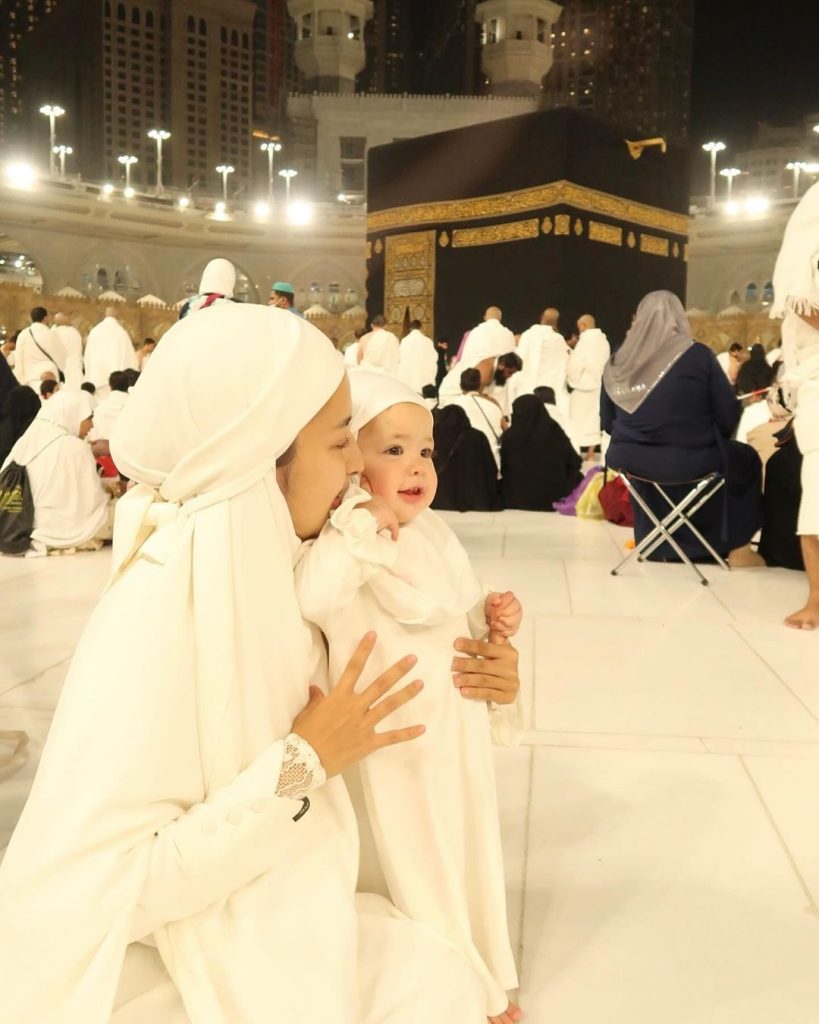 Jennifer dan Kamari setelah melaksanakan tawaf (Foto: Instagram/jennifercoppenreal20)