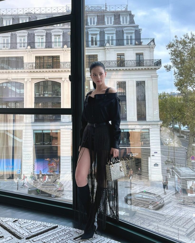 Gaya Jisoo di Paris Fashion Week 2024 (Foto: Instagram/sooyaaa__)