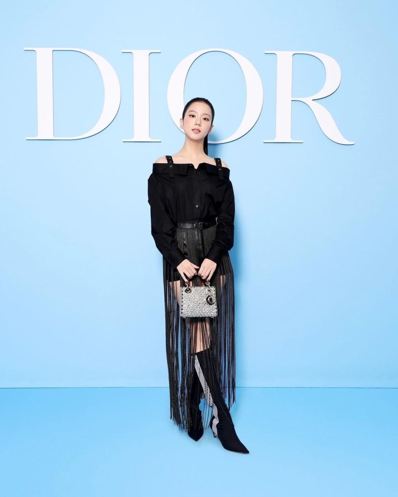 Jisoo menjadi Brand Ambassador DIOR di Paris Fashion Week 2024 (Foto: Instagram/sooyaaa__)