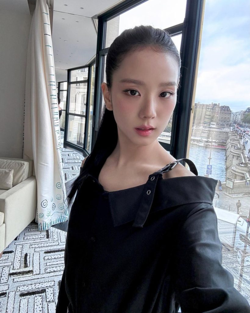 Jisoo tampil dengan makeup natural look (Foto: Instagram/sooyaaa__)