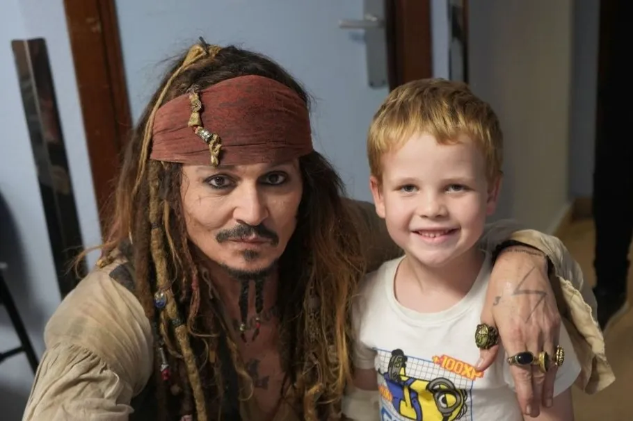 Pakai Kostum Jack Sparrow, Johnny Depp Hibur Anak-anak di Rumah Sakit Spanyol