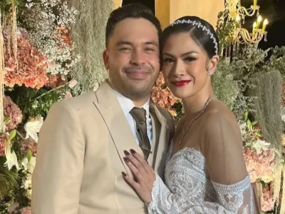 Potret mesra Hana Saraswati dan Justin Harijawan saat resepsi pernikahan (Foto: Instagram/hanahaho)