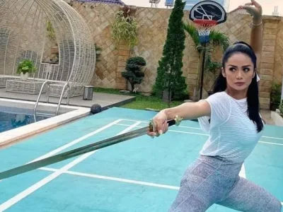 Krisdayanti saat berlatih seni bela diri Wushu. Foto : Instagram/krisdayantilemos
