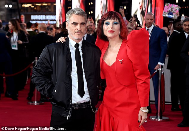 Pemeran Joker dan Harley Quinn saat red carpet di Premiere 'Joker: Folie a Deux' di London (Foto: Shutterstock/DaveHogan/HoganMedia)