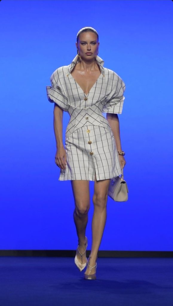 Adriana Lima saat runway untuk Schiaparelli di Paris Fashion Week 2024 (Foto: Instagram/schiaparelli)