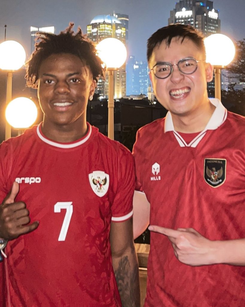 Menggunakan jersey Timnas Indonesia, Medy Renaldy berfoto dengan IShowSpeed (Foto: Instagram/medyrenaldy)