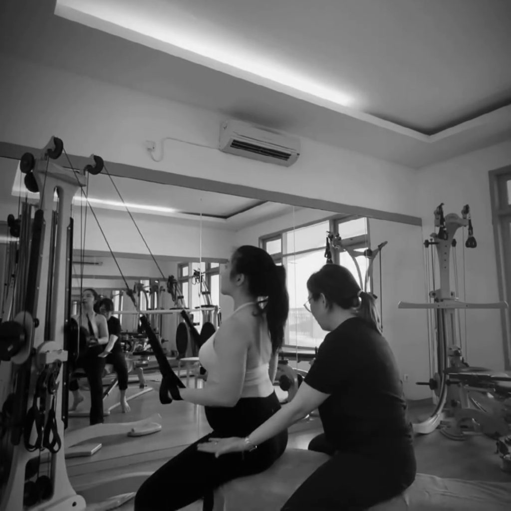 Nikita Willy olahraga gym dengan didampingi profesional (Foto: Instagram/nikitawillyofficial94)