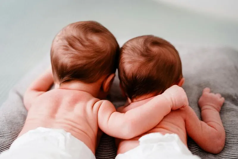 Heboh, Wanita Ini Lahirkan Bayi Kembar dari Dua Rahim yang Berbeda