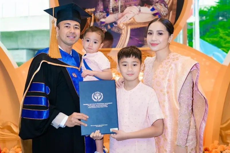 Raffi Ahmad Terima Gelar Doktor Kehormatan di Thailand