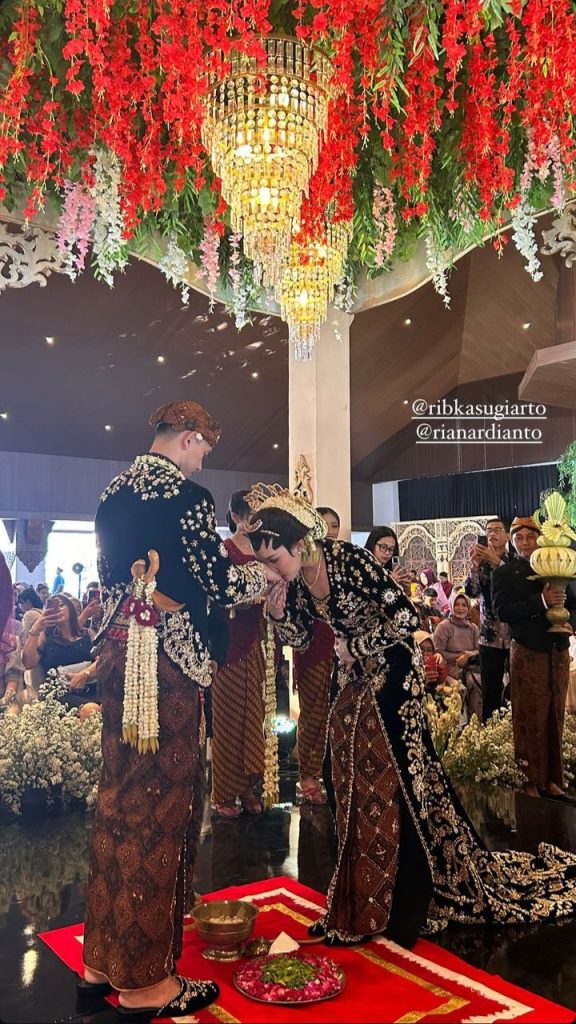 Resepsi pernikahan Rian Ardianto dan Ribka Sugiarto yang kental dengan adat Jawa (Foto: Instagram/ribkasugiarto)