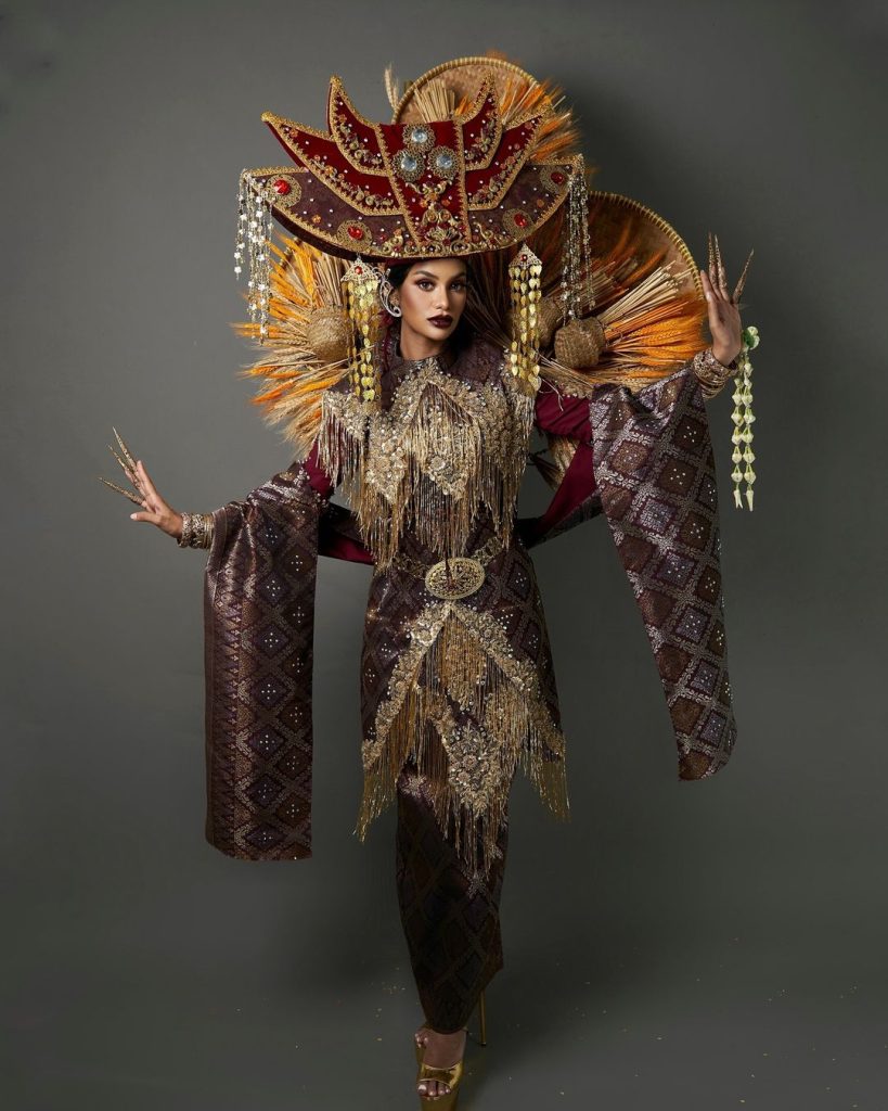 Kostum yang digunakan Saranya Naidu, Miss Cosmo Malaysia 2024 (Foto: Instagram/saraaanya)