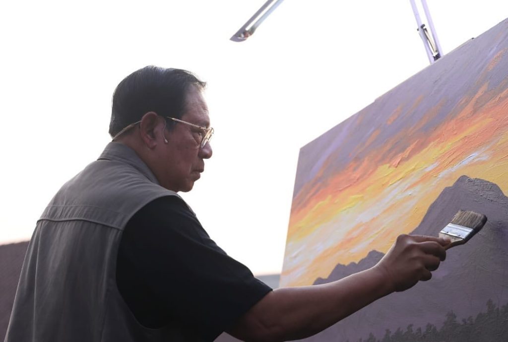 Potret SBY saat melukis Gunung Lawu diatas panggung Pestapora 2024 (Foto: Instagram/presidenyudhoyonoalbum)