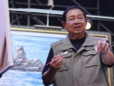 Presiden RI le-6 SBY saat melukis di hari ke tiga Pestapora 2024 (Foto: Instagram/presidenyudhoyonoalbum)